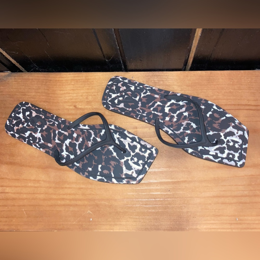 Veronica Beard Black Brown White Leopard Print Flip Flop Sandals